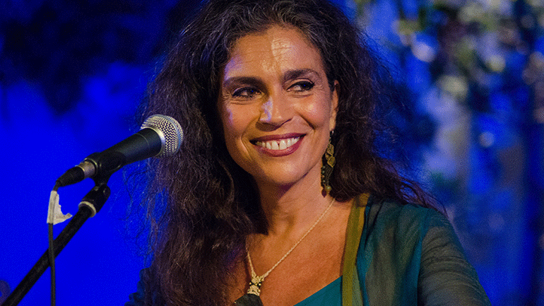 Η Σαβίνα Γιαννάτου και οι Primavera en Salonico στο Αίγιο