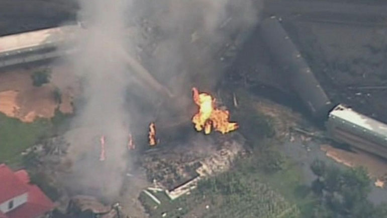 Κάτοικοι εγκαταλείπουν χωριό στην Πενσιλβάνια μετά τον εκτροχιασμό εμπορικού τρένου με εύφλεκτα υλικά