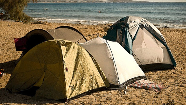 Συλλήψεις για παράνομη ελεύθερη κατασκήνωση στη Χαλκιδική