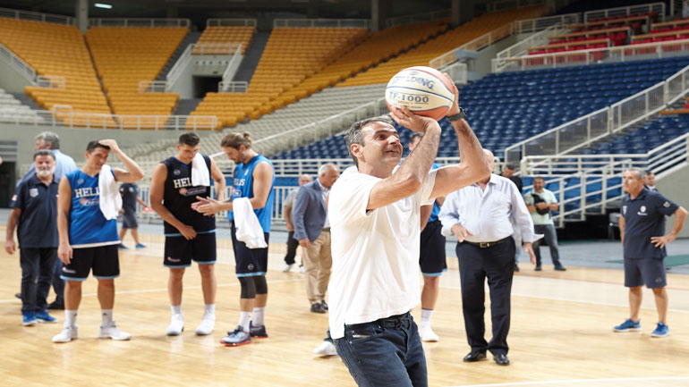 Ο Κυριάκος Μητσοτάκης στην προπόνηση της Εθνικής Μπάσκετ Αντρών
