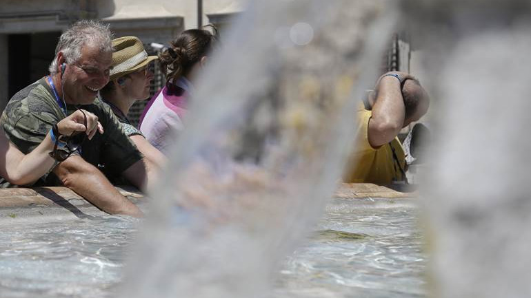 Αντιμέτωπη με τον καύσωνα και τις πυρκαγιές η Ιταλία – Τουλάχιστον ένας νεκρός