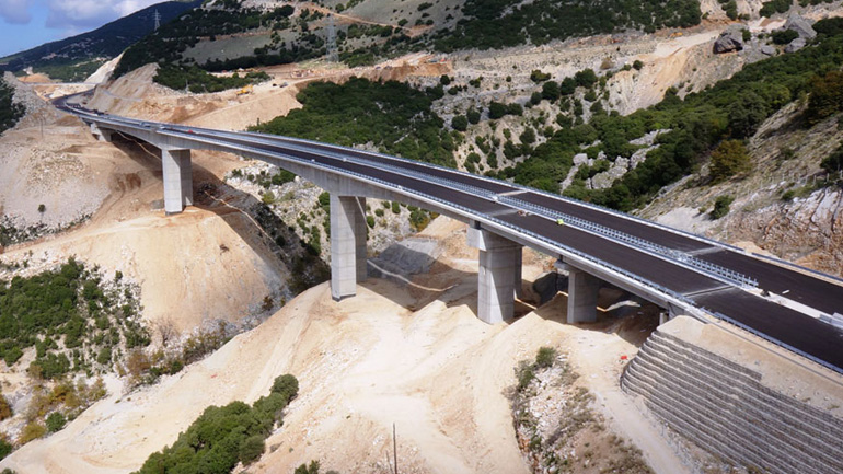 Τους συνέλαβαν γιατί πετούσαν πέτρες σε οχήματα στην Ιόνια Οδό