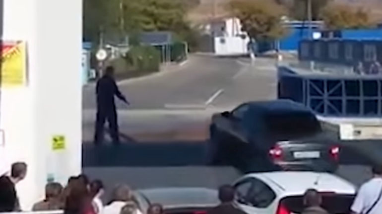 Έκανε βουτιά με το αυτοκίνητο από το καράβι! Έκανε βουτιά με το αυτοκίνητο από το καράβι!