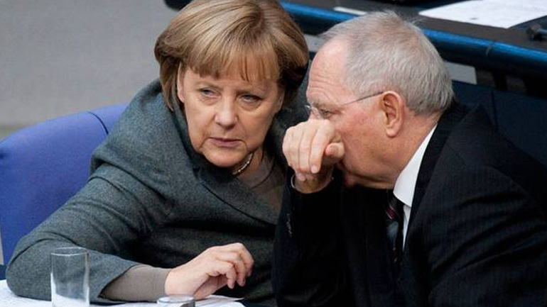 Spiegel: Στο ναδίρ της η σχέση Μέρκελ – Σόιμπλε όταν απέσυρε το σχέδιό του για την Ελλάδα