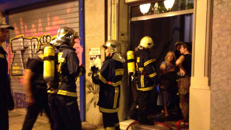 Απεγκλωβίστηκαν δύο άτομα από τη φλεγόμενη πολυκατοικία στη Θεσσαλονίκη