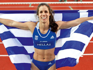 Η Στεφανίδη πανηγυρίζει κρατώντας την ελληνική σημαία