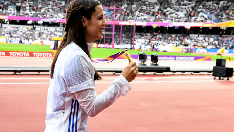 Η Στεφανίδη επιδεικνύει με καμάρι το χρυσό μετάλλιο