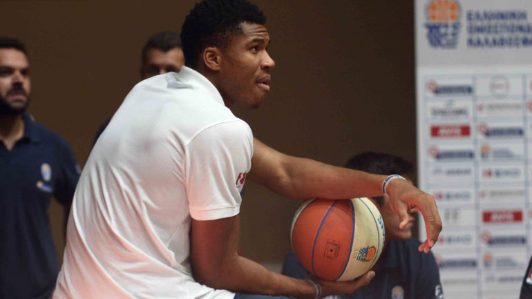 Ο Γιάννης Αντετοκούνμπο με πολιτικά ρούχα