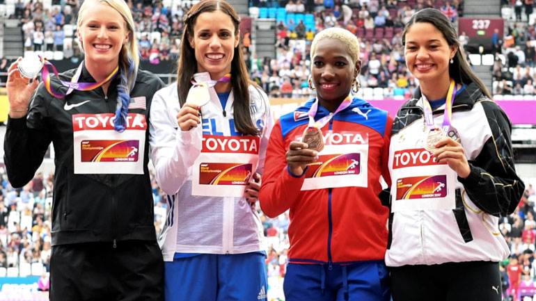 Η αναμνηστική φωτογραφία με τις υπόλοιπες αθλήτριες του βάθρου