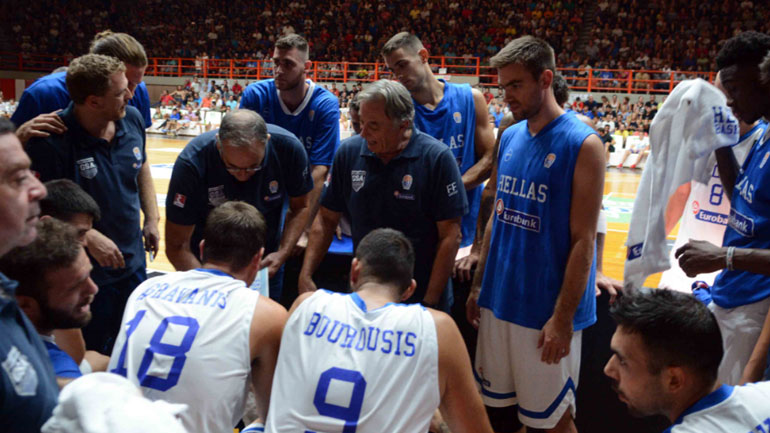 Ο Κώστας Μίσσας δίνει οδηγίες στους Έλληνες διεθνείς