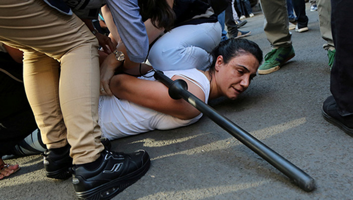 Αστυνομικοί συλλαμβάνουν διαδηλώτρια που συμμετείχε σε διαμαρτυρία για τις απολύσεις δημοσίων υπαλλήλων λόγω των εκτάκτων μέτρων, στις 17 Ιουλίου στο Ντιγιάρμπακιρ (photo REUTERS).