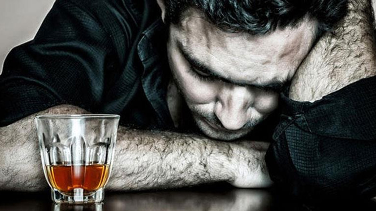 Η ανδρική επιθετικότητα, το αλκοόλ και η σχέση με τον πατέρα