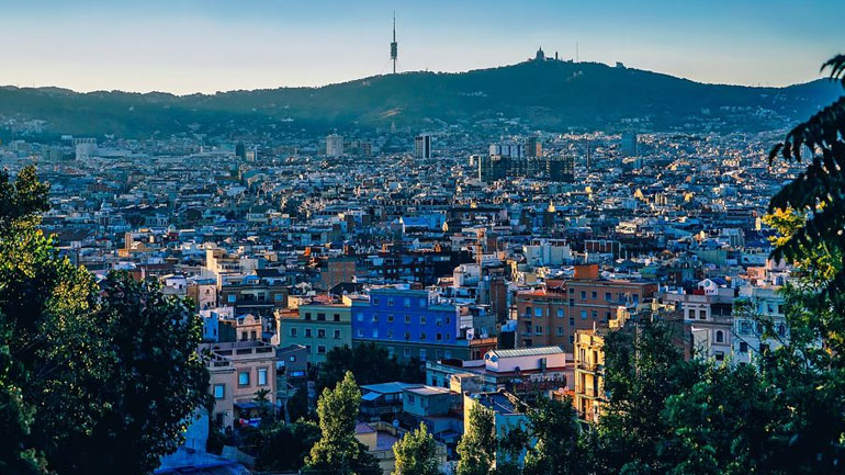 Ισπανία: Η Airbnb εκτόξευσε τον αριθμό των τουριστών στις περιοχές έξω από τη Βαρκελώνη