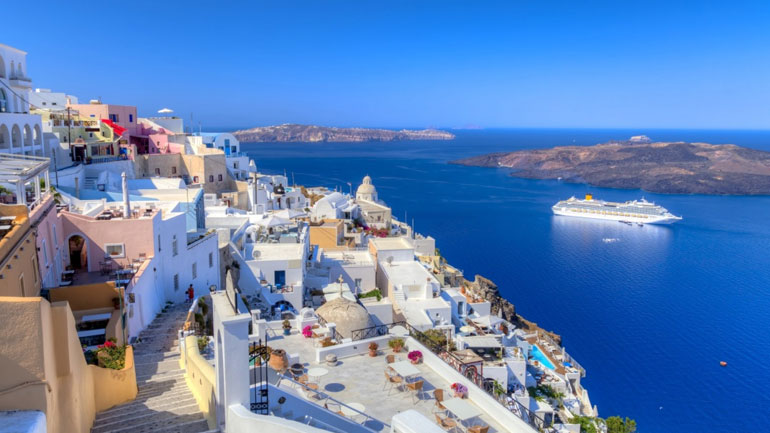 Ο δήμαρχος Σαντορίνης ζητεί να σταματήσει η αδειοδότηση για νέες τουριστικές μονάδες