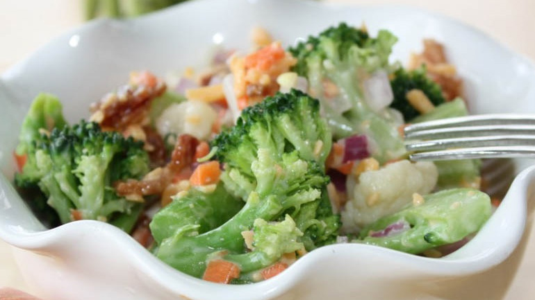 Σαλάτα με μπρόκολο και γιαούρτι