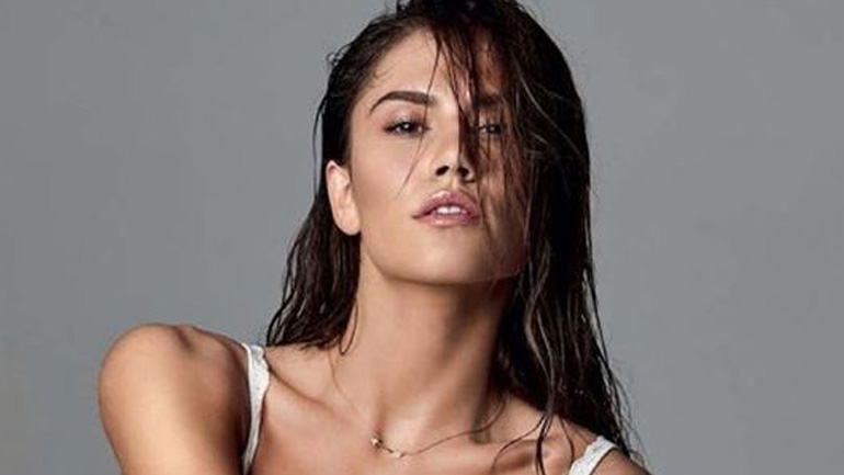 Πιο σέξι από ποτέ η Έλενα Τσαγκρινού ποζάρει με see through μαγιό!