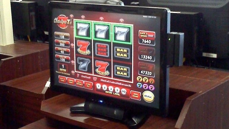 Συλλήψεις για  «φρουτάκια» στην Καλαμάτα