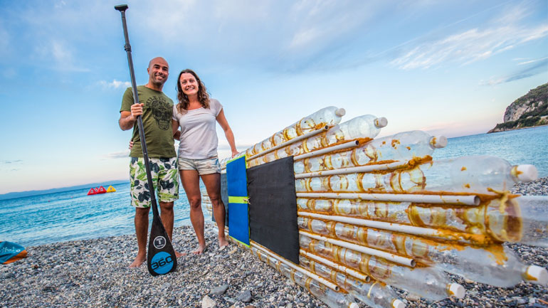 Ο διάπλους της Σκιάθου με σανίδα από πλαστικά μπουκάλια!