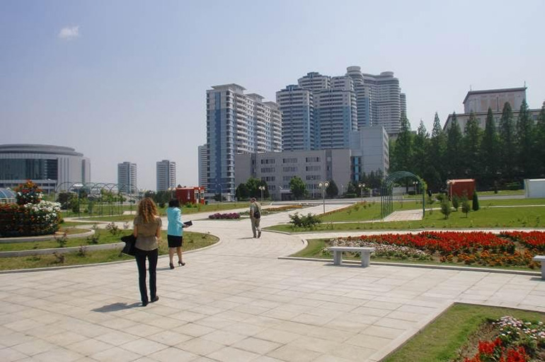 Οι άνθρωποι που κυκλοφορούν στους δρόμους είναι καλοντυμένοι με δυτικά πρότυπα. Οι κρατικοί φορείς μελετούν πλέον σοβαρά τις κινεζικές, βιετναμικές και ρωσικές μεταρρυθμίσεις.