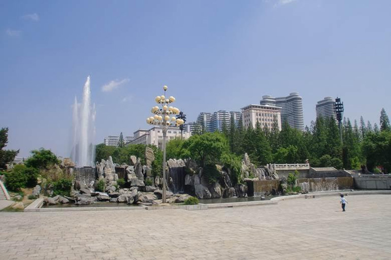 Ο δημοσιογράφος Andrei Ivanov, που πήγε στη Βόρεια Κορέα, υποστηρίζει πως η οικονομική ανάπτυξη της χώρας πλησιάζει πλέον το επίπεδο της Νότιας. Στην πρωτεύουσα κυκλοφορούν σύγχρονα αυτοκίνητα και υπάρχουν ολόκληρες συνοικίες με εντυπωσιακά πολυώροφα κτήρια