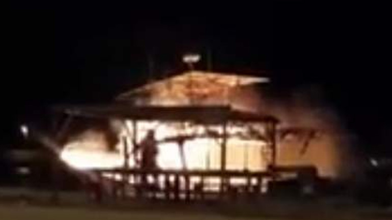 Σαμοθράκη: Kάηκε ολοσχερώς το περιηγητικό σκάφος «Θεοδώρα»