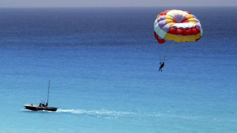 Φαληράκι: 10χρονος τραυματίστηκε πέφτωντας από το θαλάσσιο αλεξίπτωτο