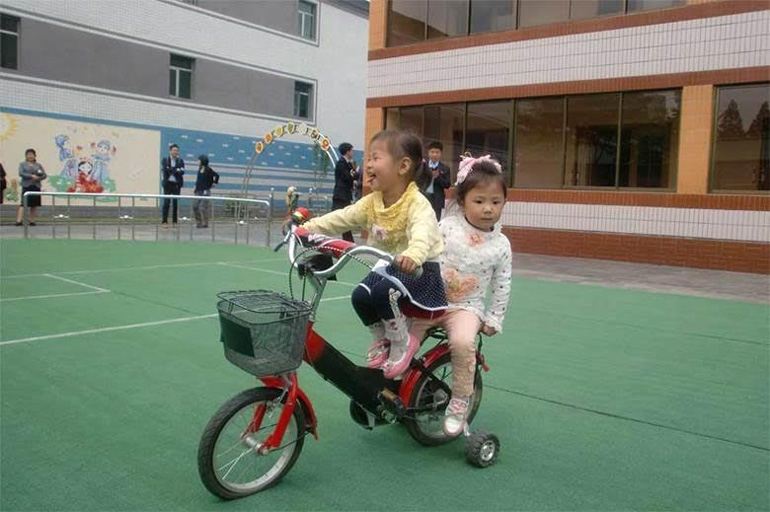 Από πολύ μικρά, τα παιδιά μαθαίνουν την ιστορία των επαναστατικών δραστηριοτήτων του «Ανώτατου Ηγέτη Κιμ ιλ-Σουνγκ» και του «Μεγάλου ηγέτη μας Κιμ γιονγκ-ουν».