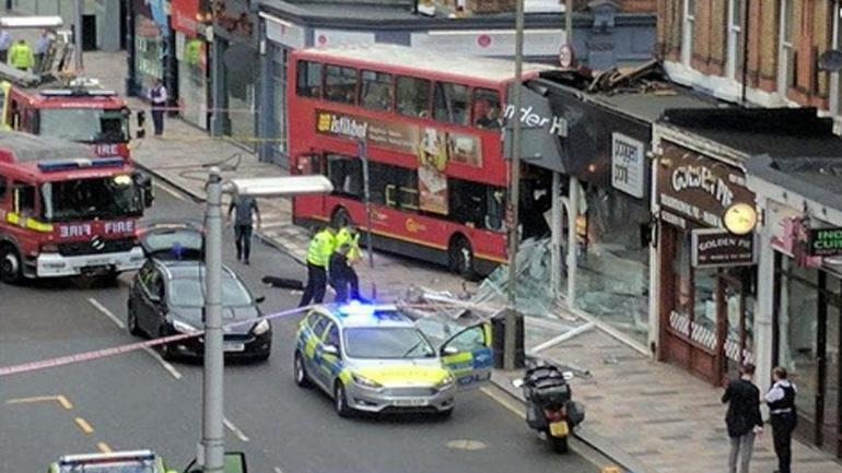 Λονδίνο: Λεωφορείο έπεσε επάνω σε κατάστημα – Έξι τραυματίες