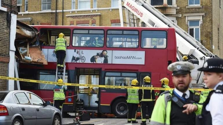 Στους 10 οι τραυματίες από την πρόσκρουση λεωφορείου σε κατάστημα στο Λονδίνο