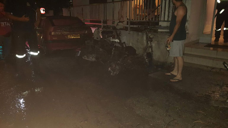 Ολονύχτιο καρτέρι της αστυνομίας για τον εμπρηστή της Πάτρας – έκαψε ακόμη δύο οχήματα!