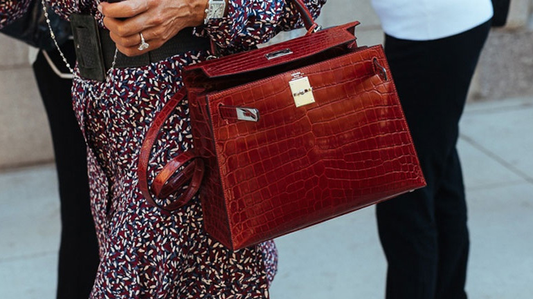 Για πρώτη φορά δύο τσάντες του οίκου Hermès πωλήθηκαν με έκπτωση