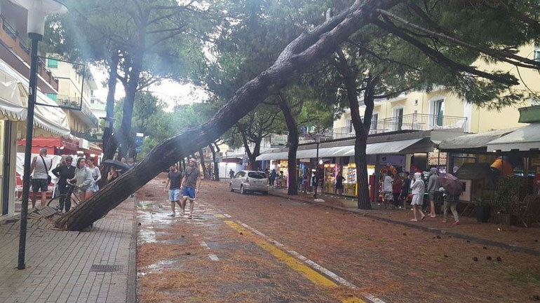 Ακραία καιρικά φαινόμενα στην Ιταλία – Τρεις τραυματίες από ανεμοστρόβιλο