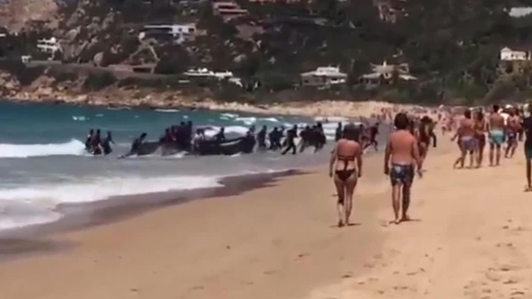 Ισπανία: Φουσκωτή λέμβος με μετανάστες βγήκε σε παραλία με παραθεριστές