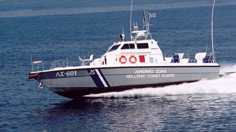 ΤΩΡΑ: Ρυμουλκείται πλοίο με μεγάλη ποσότητα κάνναβης