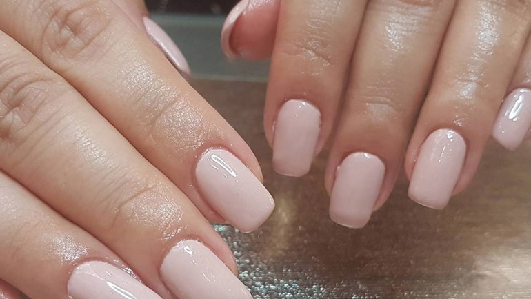 Η Τέτα Καμπουρέλη σάς δείχνει τι χρώματα να βάψετε τα νύχια σας τον Αύγουστο!