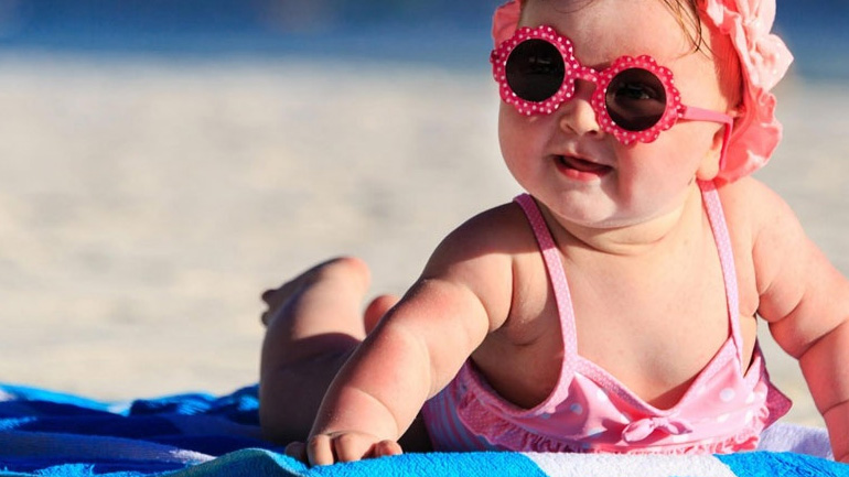 Όχι αντηλιακά σε βρέφη πριν την ηλικία των έξι μηνών συστήνει ο FDA