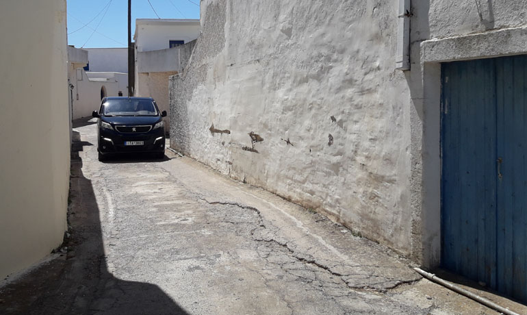 Φαίνεται ογκώδες αλλά δεν προβληματίζεται σε σοκάκια και στενούς δρόμους