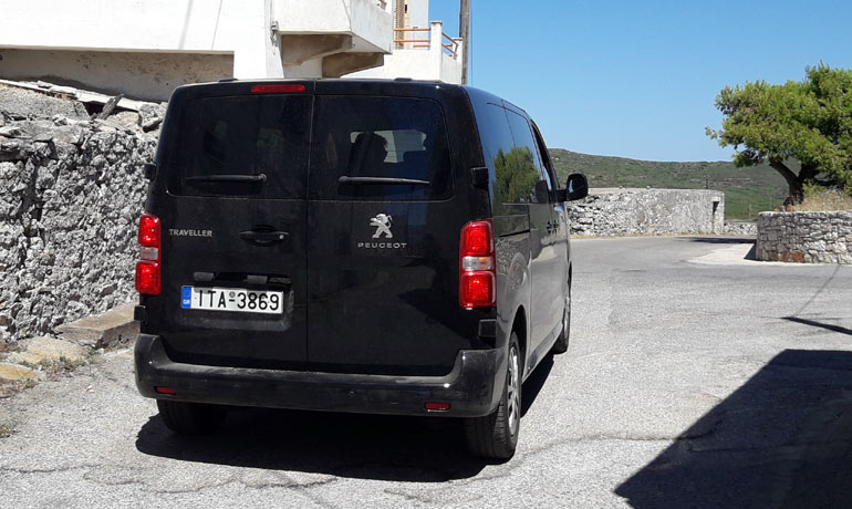 Προσφέρεται ως Combi ή Traveller με έξι, επτά ή εννέα θέσεις 