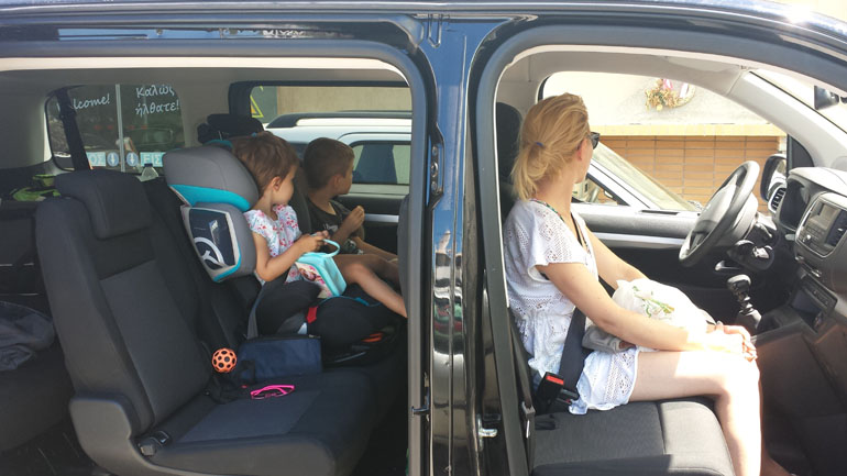 Τα καθίσματα της δεύτερης και τρίτης σειράς είναι ανακλινόμενα και αφαιρούμενα 