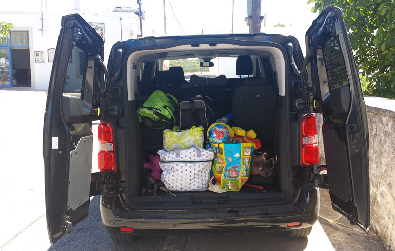 Φορτώνεις βαλίτσες, σάκους, πράγματα των παιδιών και φεύγεις