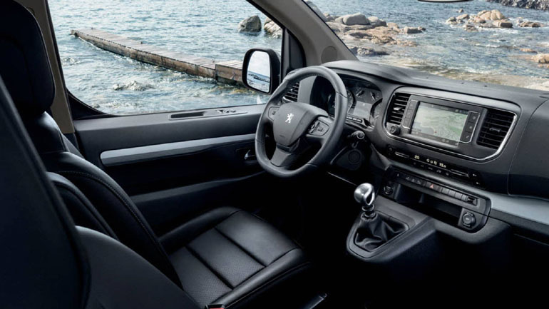 Η οθόνη αφής με το σύστημα πολυμέσων περιλαμβάνεται στις πλουσιότερες εκδόσεις