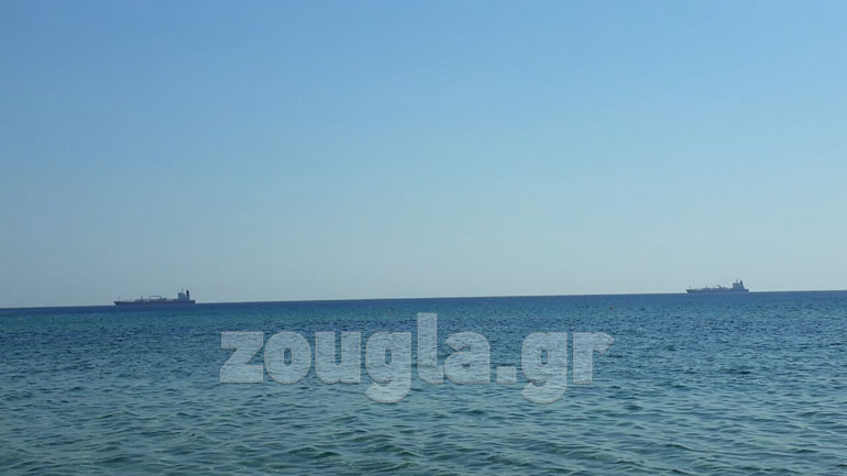 Τα τάνκερ ανοιχτά της Λήμνου, για τα οποία ακούστηκε ότι έγινε έκρηξη κι από εκεί προήλθε ο θόρυβος, κάτι που διαψεύδεται. Φωτογραφία: Βαγγέλης Πόντος
