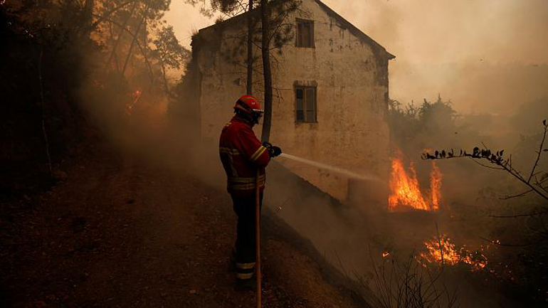 Μαίνονται οι πυρκαγιές σε Γαλλία και Πορτογαλία Μαίνονται οι πυρκαγιές σε Γαλλία και Πορτογαλία