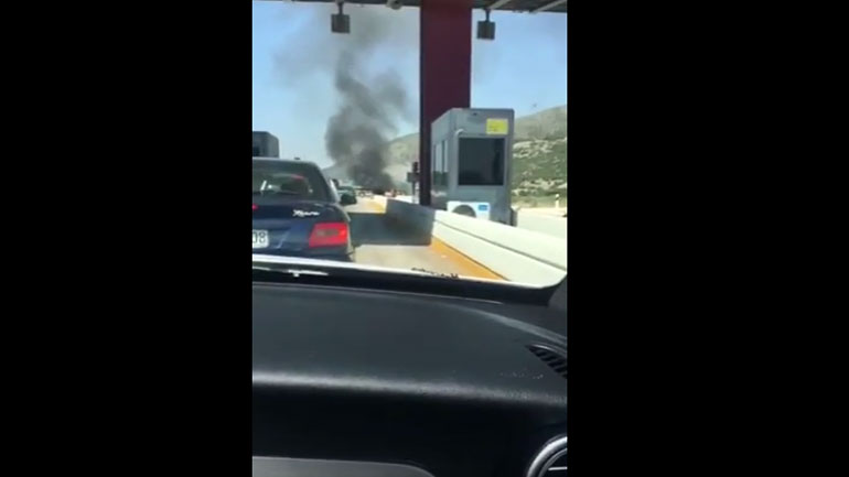Όχημα τυλίχθηκε στις φλόγες σε διόδια της Εγνατίας