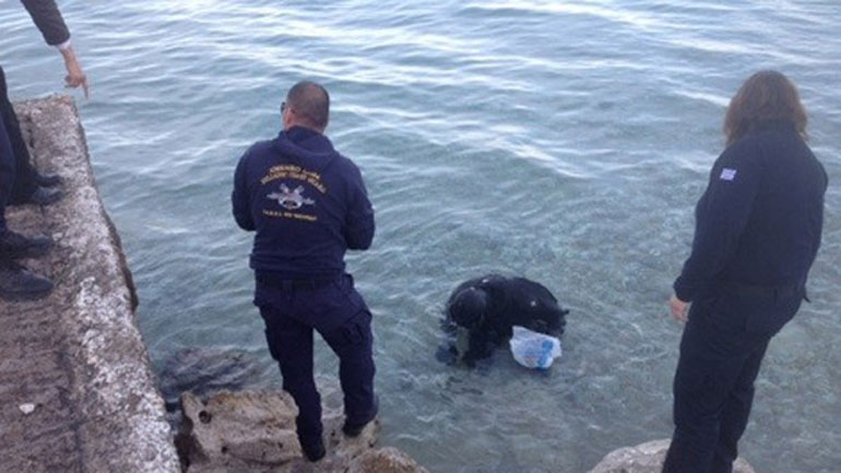 Αίγιο: Βρήκε πιστόλι στον βύθο της θάλασσας και το παρέδωσε