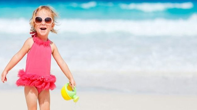 Παιδί και παραλία: Όλα όσα πρέπει να προσέχετε