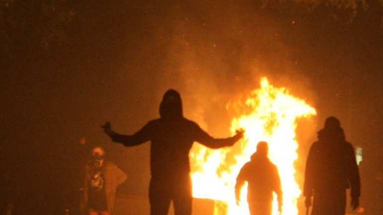 Νέες επιθέσεις με βόμβες μολότοφ τη νύχτα στο Πολυτεχνείο