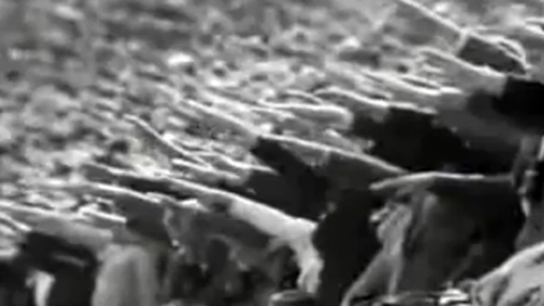 Τον έδειρε επειδή χαιρετούσε ναζιστικά