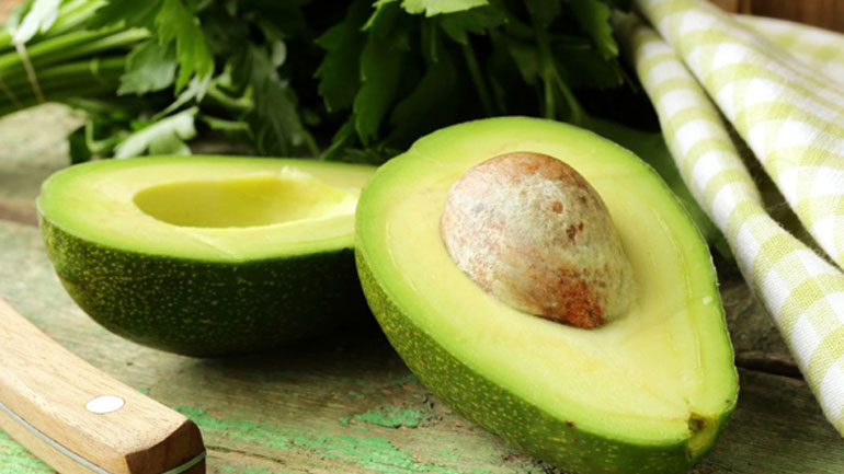 Γιατί δεν πρέπει να πετάμε το κουκούτσι από το αβοκάντο