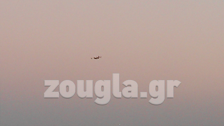 Σε εξέλιξη πυρκαγιά στον Βαρνάβα – Ξεκίνησαν ρίψεις νερού τα εναέρια μέσα